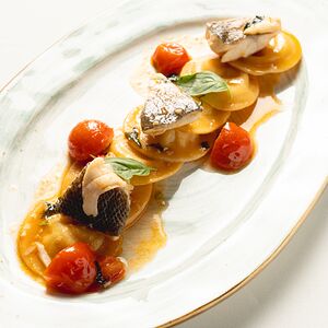 Равиоли с корнем сельдерея и картофелем, с филе сибаса в винном соусе 
