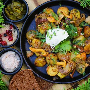 Картофель жареный с лисичками и шкварками