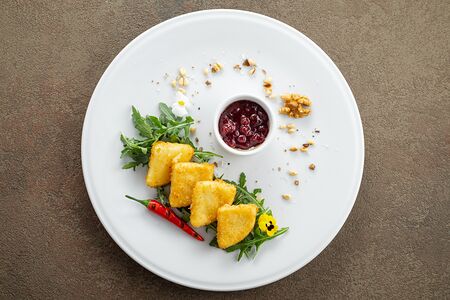 Жареный в сухарях хрустящий камамбер