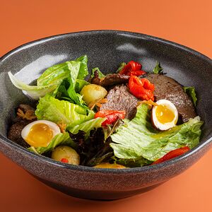 Ростбиф из говядины, микс зелени, маринованные яйца, соус Ромеско