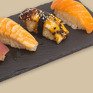 Суши нигири с креветкой