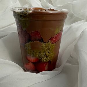 Стакан с клубникой и дубайской начинкой в шоколаде 