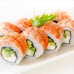 Ролл с креветкой и авокадо