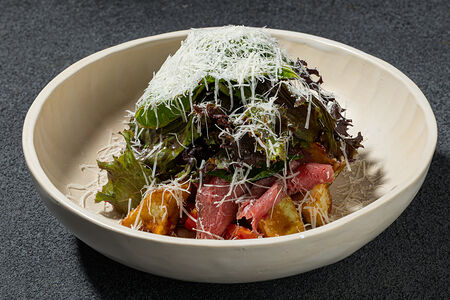 Салат с хрустящим баклажаном и копченым ростбифом