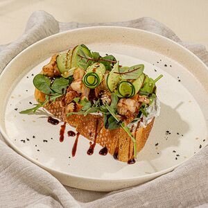 Брускетта с угрем и креветками