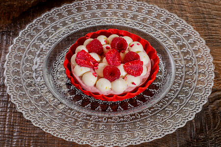 Малиновая тарталетка с миндальным ганашем