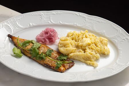 Филе скумбрии с мятым картофелем