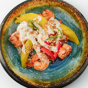 Салат из баклажанов с креветками, манго и страчателлой