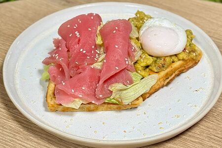 Вафли с тунцом и яйцом пашот