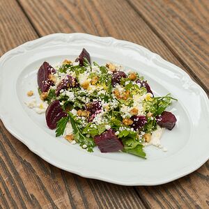 Салат из запеченной свеклы с фетой