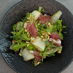 Салат с пармой и грушей