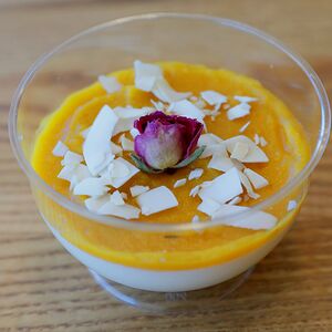 Панна-котта с манго и маракуей