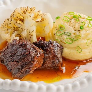 Телячьи щечки с картофельным пюре