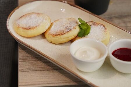 Сырники со сметаной и ягодным соусом