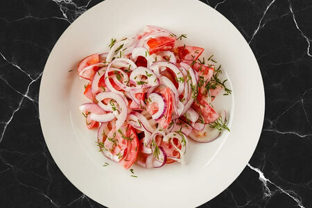 Томаты с луком