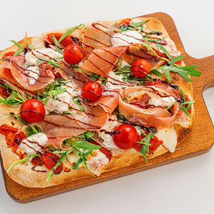 Пицца с прошутто и трюфельным маслом