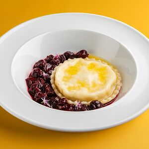 Равиоль с сырами, варенье из вишни компотэ, сливочное масло