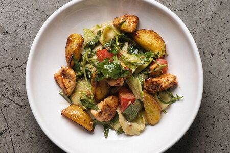 Салат с лимонным цыпленком и горчичным мисо