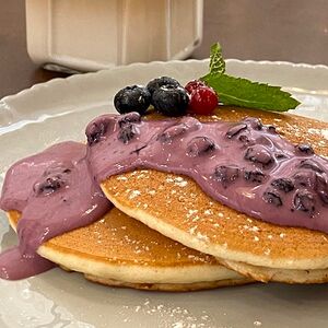 Панкейки с черничным соусом