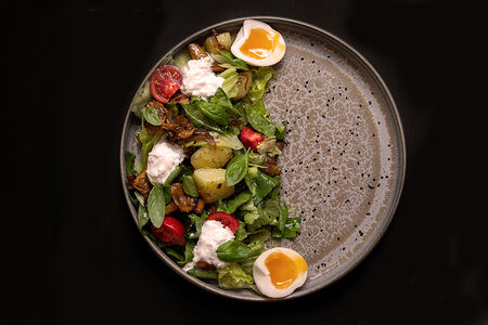 Салат с лисичками с соусом