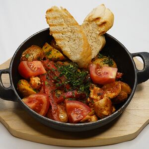 Горячая сковородка с мясом и обжаренными овощами