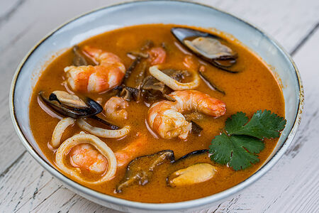 Суп том ям с креветки, кальмар, мидии