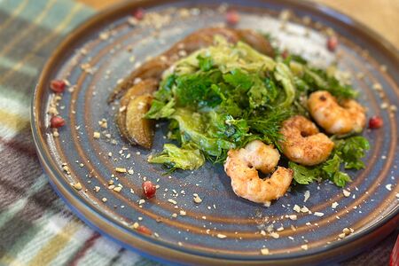 Салат с креветками и пряной грушей