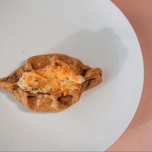 Ржаной пирожок с сыром и зеленью