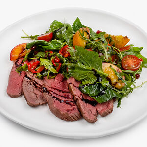 Стейк-салат с персиками и печеным перцем