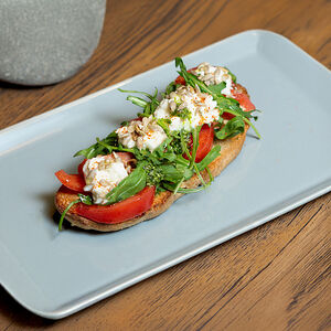 Брускетта со страчателлой и соусом из базилика