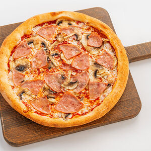 Пицца с ветчиной и грибами на тонком тесте