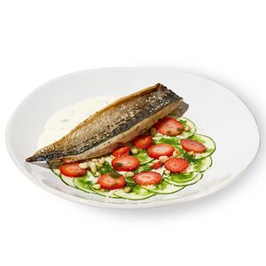 Филе скумбрии с каприччо из цукини и сливочным соусом