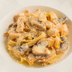 Паста с курицей и грибами