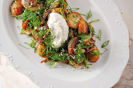 Жареный картофель с вешенками и шампиньонами