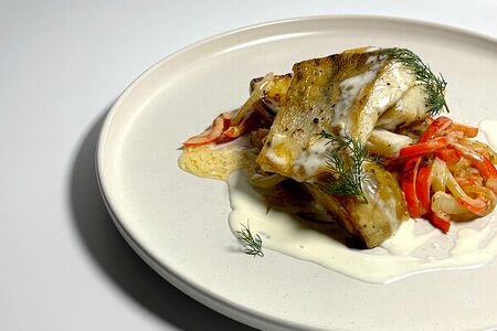 Белый амур с рисом и овощами в сливочном соусе