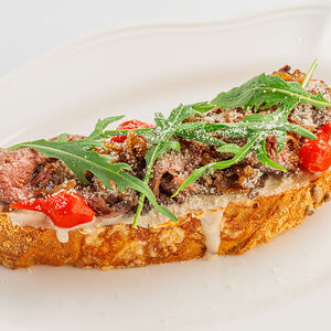 Брускетта с ростбифом