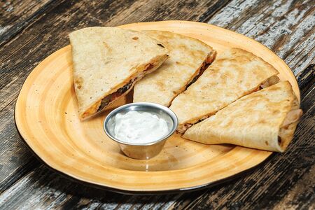 Кесадилья с грибами и курицей