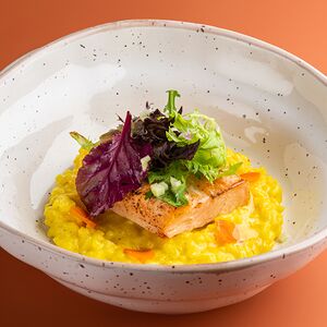 Запеченный лосось, ризотто с шафраном, апельсиновая морковь, маринованное яблоко