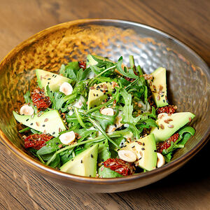 Зеленый салат с авокадо, манговым пюре и лесным орехом