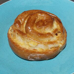 Булочка с творогом и изюмом