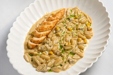 Каратели с белыми грибами, молодой кукурузой и мясом цыпленка