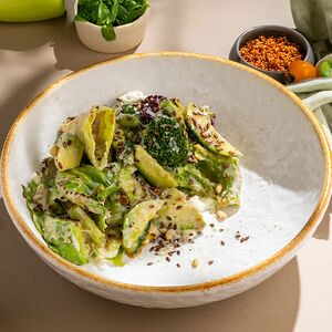 Зелёный салат с авокадо, шпинатом и соусом дзадзики