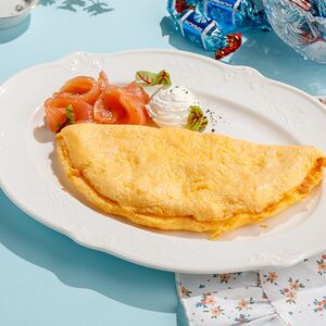 Омлет с лососем и сырным кремом