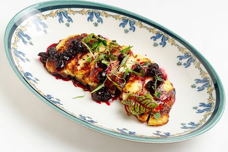 Халлуми на гриле с соусом из чёрной смородины