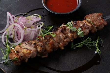 Свиная грудинка со сладким луком и соусом 