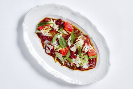 Крудо из тунца с мочёной брусникой