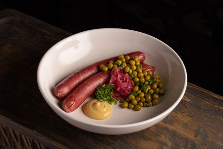 Венские сосиски с зеленым горошком