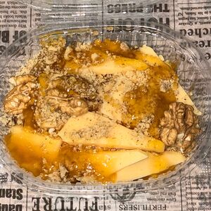 Сырная нарезка с мёдом и орешками