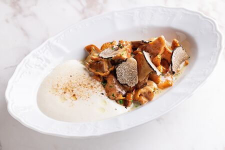 Жареные лисички с пармезаном и черным трюфелем