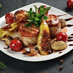 Медальоны из свинины с беконом и запеченными овощами